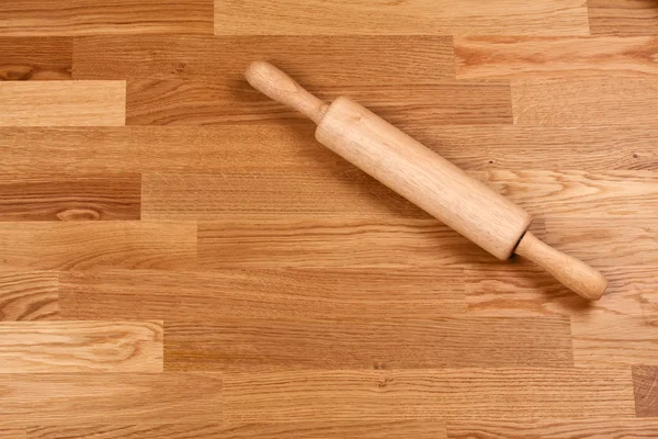 Nudelholz auf Holztisch — Stockfoto