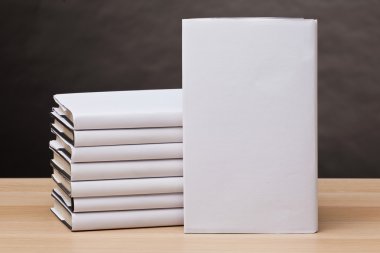 tablo üzerinde kitaplar