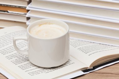kitap ile kahve fincan