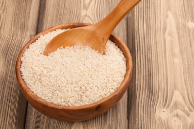 pirinç kase üzerinde ve kaşık