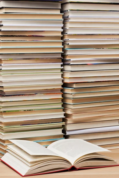 Open book on table — Stock Photo, Image