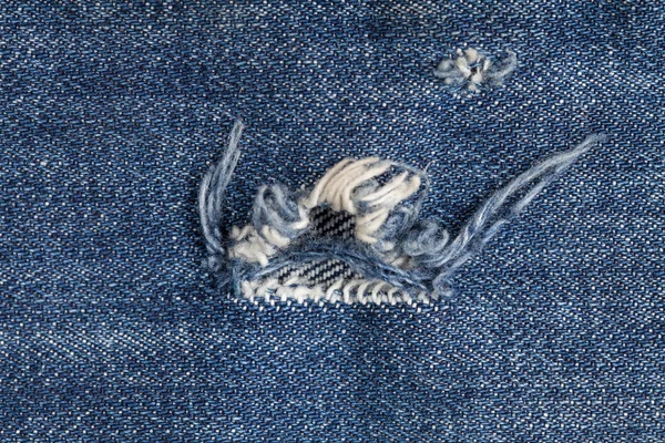 Fond de jeans avec un trou — Photo