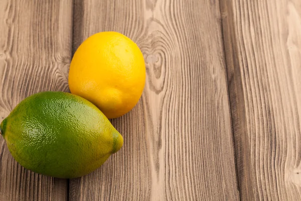 Un limone e una calce — Foto Stock