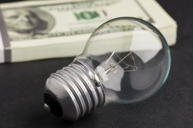 ampul ve siyah arka plan üzerine Doları