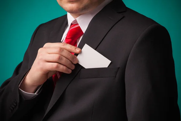 Homem de negócios mostrando um cartão vazio em branco — Fotografia de Stock