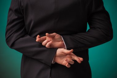 çapraz parmak arkasından tutarak işadamı
