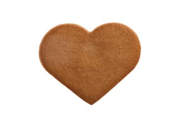 Zencefilli kurabiye beyaz arka plan üzerinde kalp şeklinde 