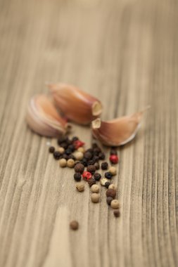 taze sarımsak ve biber ahşap masa, seçici odak üstünde. Kapat-