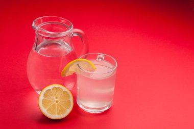 sürahi ve bardak limonata gri bir arka plan üzerinde