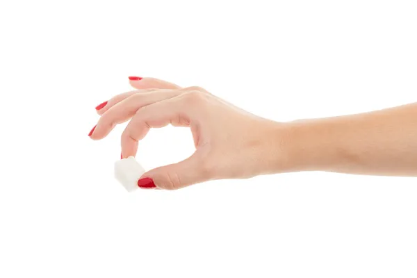 砂糖の立方体を持つ女性の手 — ストック写真