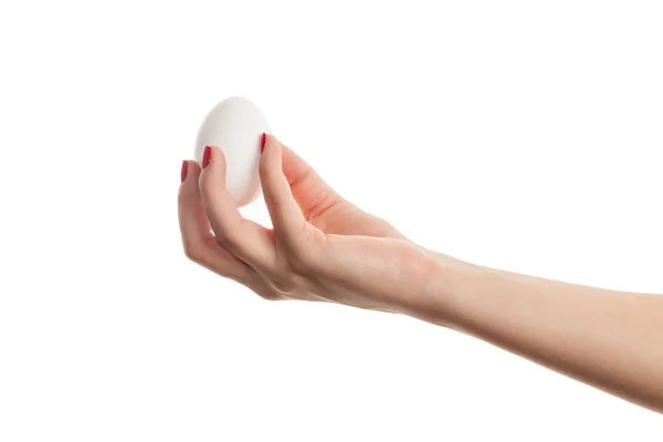 Kadın el ile beyaz yumurta — Stok fotoğraf
