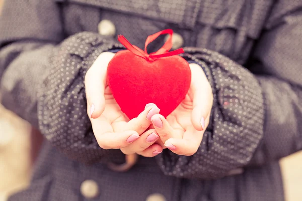 Vrouw bedrijf rood hart — Stockfoto