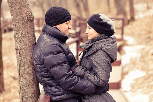Couple in Winter Park — Stock Photo, Image