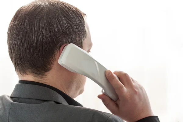 Ο άνθρωπος των επιχειρήσεων μιλώντας μέσω τηλεφώνου — Φωτογραφία Αρχείου