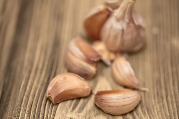 Verse knoflook op houten tafel, selectieve focus.close-up studio ph — Stockfoto