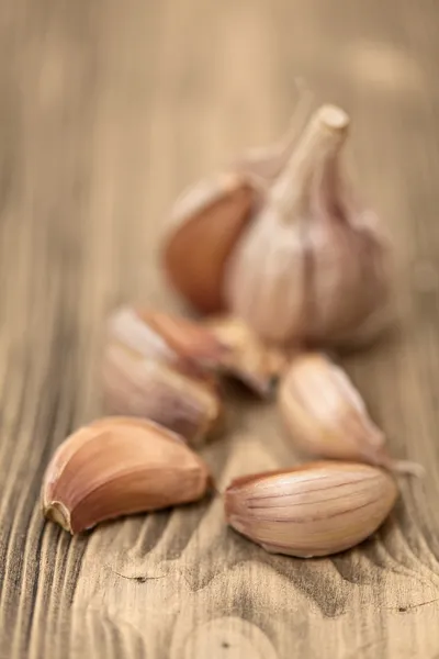 Fresh garlic on wooden table, selective focus.Close-up studio ph — Stock Photo, Image