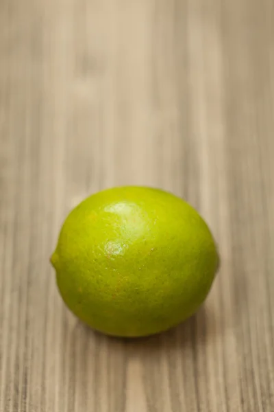 Chaux jaune simple fraîche sur table en bois. Gros plan studio photo — Photo