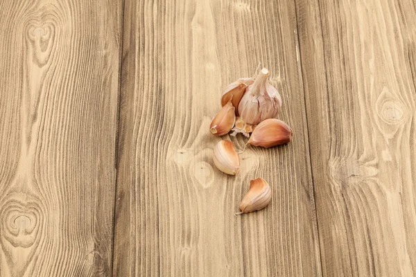 Ajos frescos sobre fondo de madera de mesa. Fotografía de primer plano del estudio —  Fotos de Stock
