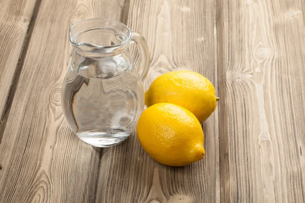 Vasetto con acqua e limone — Foto Stock