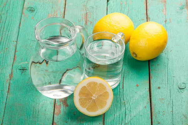 Verre et bocal à l'eau et aux citrons Images De Stock Libres De Droits