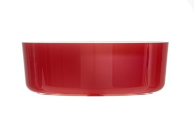 Beyaz arka plan üzerinde izole kırmızı salata kasesi 