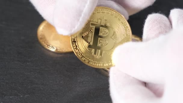 Virtuální kryptoměna peníze Bitcoin zlaté mince super makro videografie. — Stock video