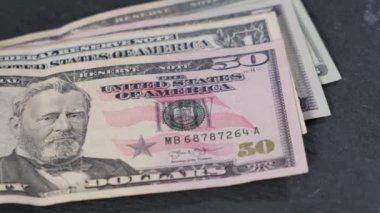 Bitcoin paraları dolar banknotlarına düşer