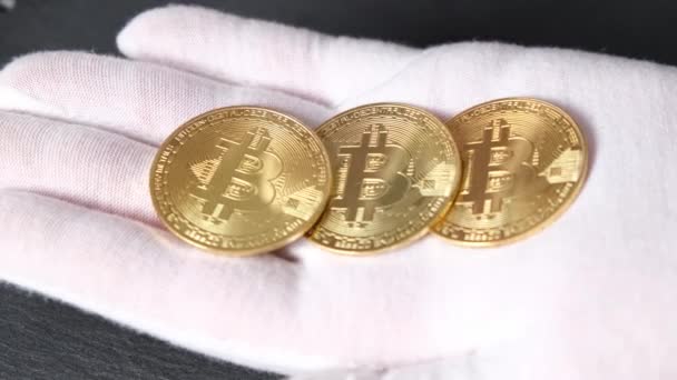 Monnaie virtuelle crypto-monnaie Bitcoin pièce d'or super macro vidéographie. — Video