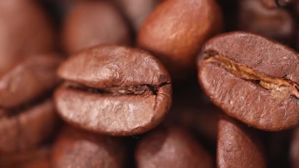 Granos de café tostados en macro shot — Vídeos de Stock