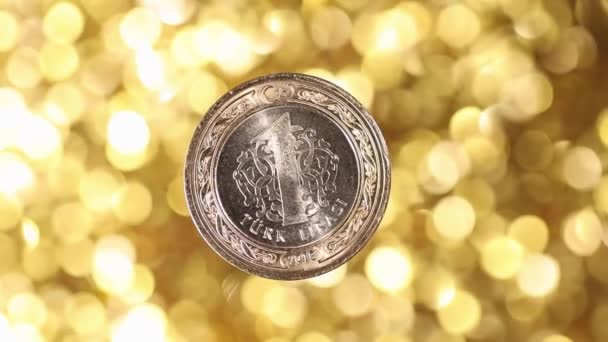 Jedna turecká mince se otáčí na zlatém pozadí. — Stock video