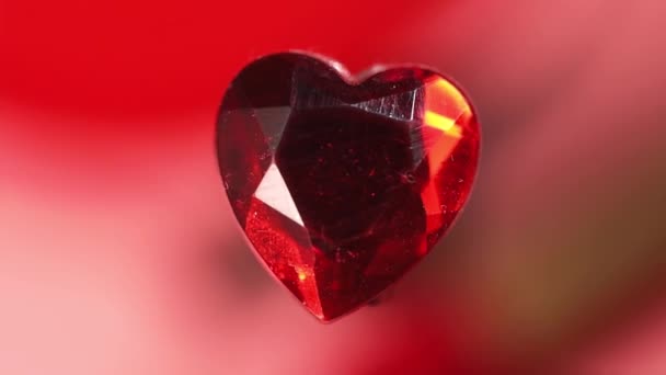 Ruby in the shape of a heart — Stock Video