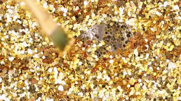 Одна турецкая монета Лира вращается на золотом фоне. — стоковое видео