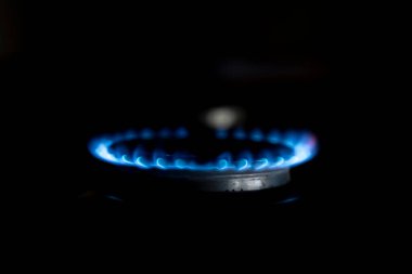 Gaz ocağı ocağı alevli, yakın plan.
