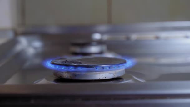Gas stove burner with flame, close-up. Gas ignites — Vídeo de Stock