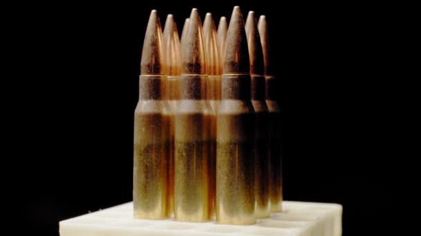 Senapan 308WIN Amunisi kiri Dibenarkan berputar, senapan kartrid dengan peluru jaket logam penuh — Stok Video