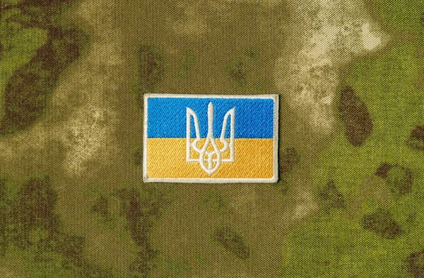 Patch a zászló és címer Ukrajna, egy álcázás háttér. — Stock Fotó