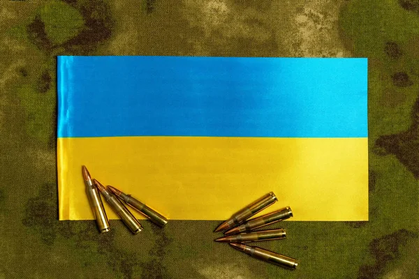 ウクライナの国旗、迷彩を背景に。トップ表示 — ストック写真