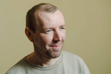 Adam gülümsüyor. Surat yapan genç bir adamın portresi