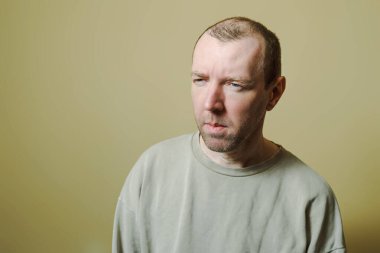 Surat yapan genç bir adamın portresi. Adam inançsızlık içinde bakıyor..