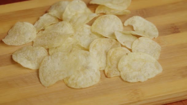 Hombre Blanco Come Patatas Fritas Mano Hombre Toma Fichas Plato — Vídeos de Stock