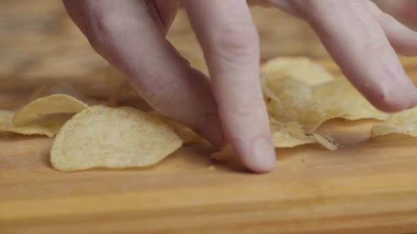 Mão Homem Escolhe Lascas Prato Madeira Homem Branco Come Batatas — Vídeo de Stock