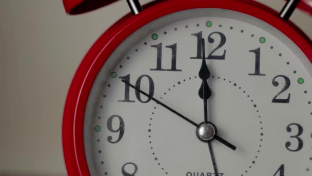 Eski Bir Kırmızı Çalar Saatin Kadranı Saat Yönünde Ikinci Dokuzdan — Stok video