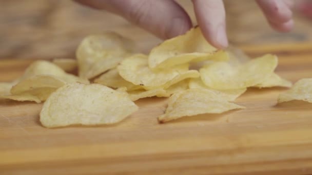 Weißer Mann Isst Chips Die Hand Des Menschen Zerbröselt Chips — Stockvideo