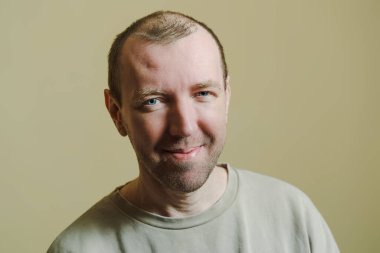 Adam ironik görünüyor. Surat yapan genç bir adamın portresi.