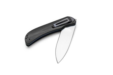 Siyah saplı katlanmış bıçak ve mavi titanyum kaplama kilit, beyaz arka planda yansıması olan izole edilmiş.