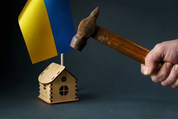 Hammer Raised House Flag Ukraine Old Rusty Hammer Man Hand — ストック写真