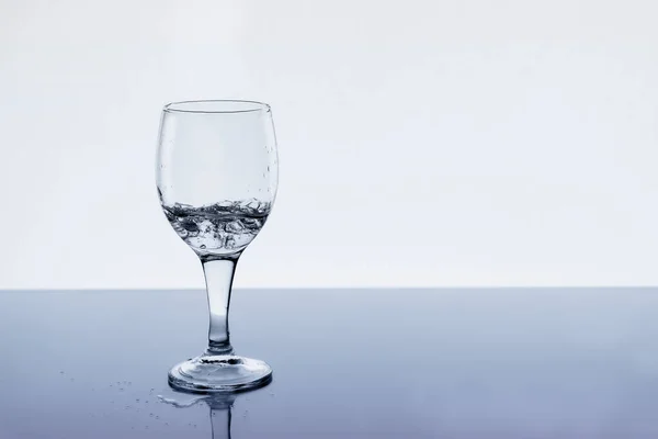Copo Vinho Com Água Gotas Mesa — Fotografia de Stock