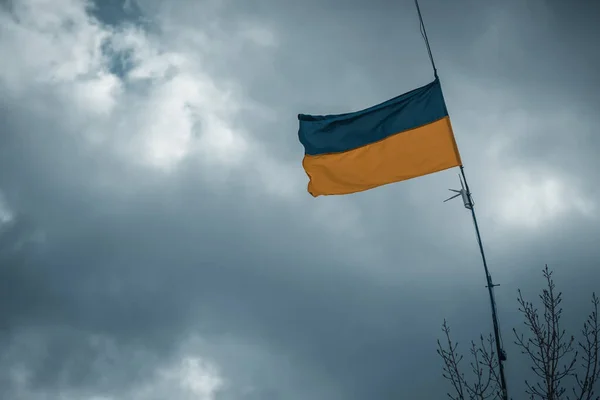 Die Flagge Der Ukraine Vor Einem Gewaltigen Bewölkten Himmel Fahnenmast — Stockfoto