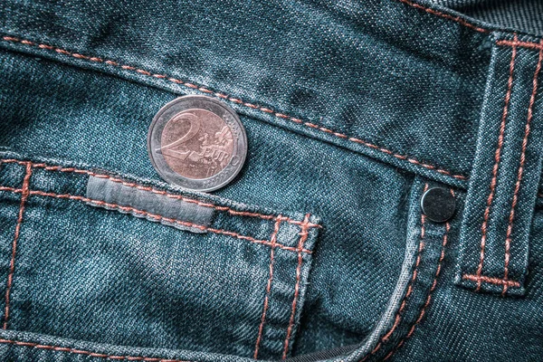 Küçük bir kot pantolonun cebinde iki euro, üst manzara..