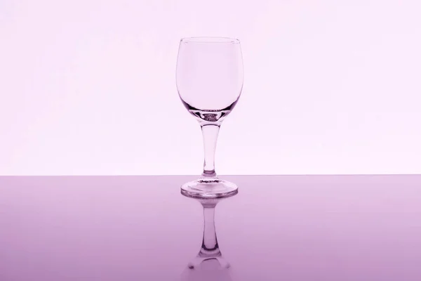 Copo Vinho Vazio Com Reflexão Sobre Fundo Tonificado — Fotografia de Stock